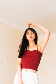 单亲妈妈故意装睡